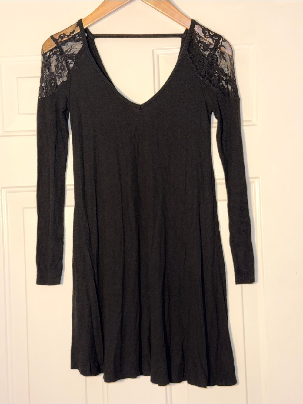 American Eagle Outfitters Black Lace-Shoulder Long Sleeve V-Neck Dress. Sz XXS